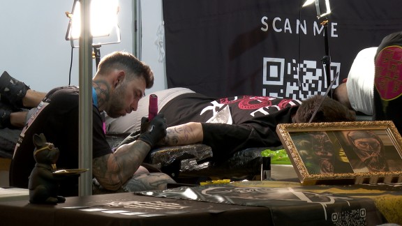 ‘Unidad móvil’ se adentra en el mundo de los tatuajes