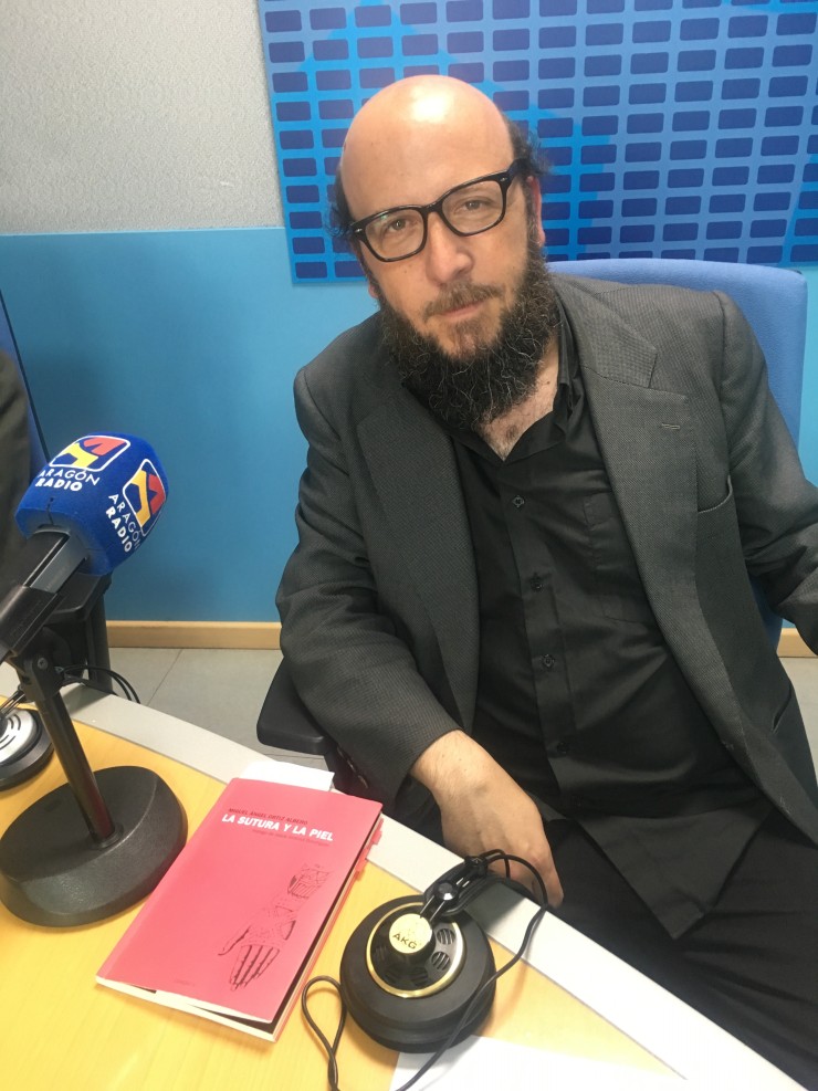 Entrevista a Miguel Ángel Ortiz Albero en Aragón Radio, dónde nos presenta su obra "La sutura y la piel"