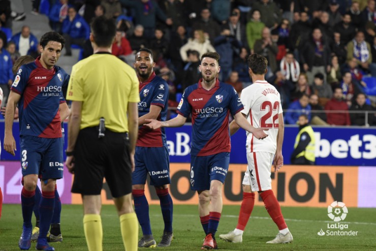 Los jugadores del Huesca protestan en el partido contra el Sevilla. Fuente: La Liga.