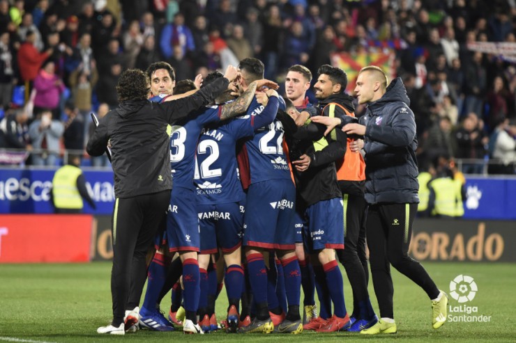 El Huesca celebra la victoria contra el Sevilla. Fuente: La Liga.