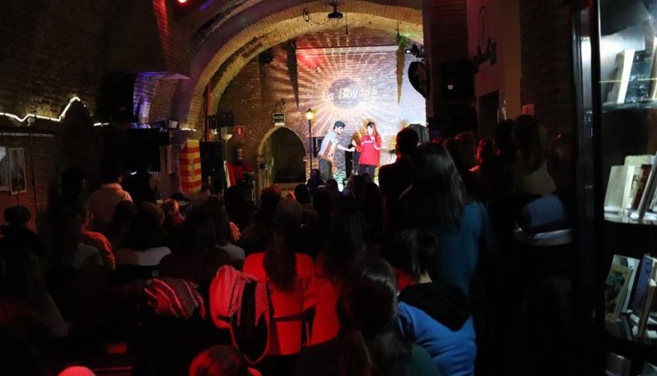 Una de las sesiones poéticas en La bóveda del albergue de Zaragoza. (Foto: Noches de poemia)