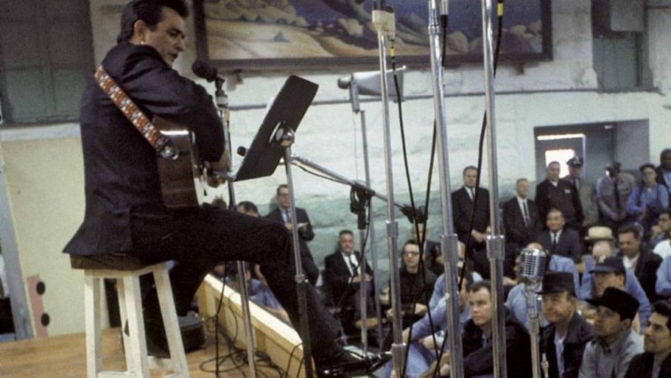 Cash durante su actuación en la cárcel de Folsom en 1968