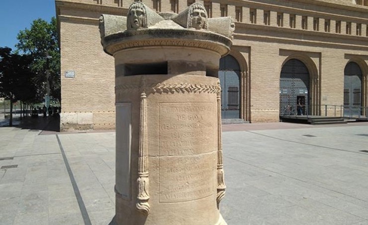 La columna original que presidía la tumba de Goya y Goicoechea en Burdeos está en la plaza del Pilar de Zaragoza.
