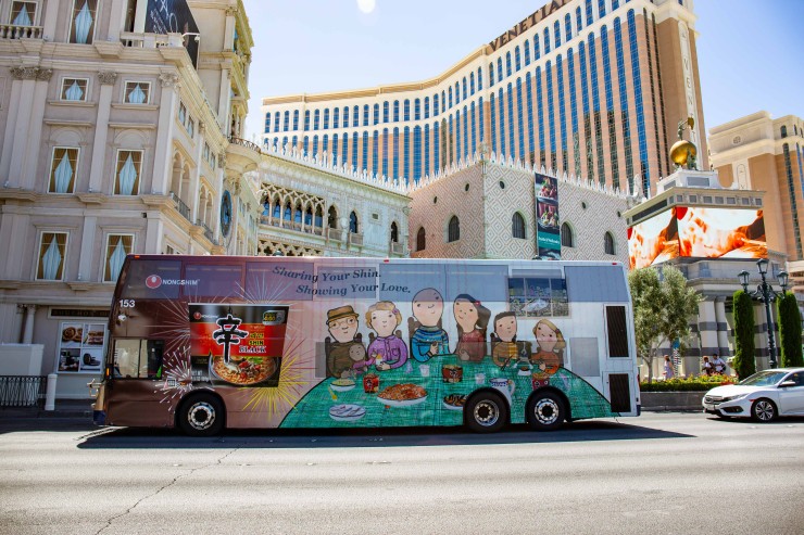 El autobús decorado con las creaciones de Eva Armisén circula por Las Vegas, entre otras ciudades norteamericanas (F. Eva Armisén web)