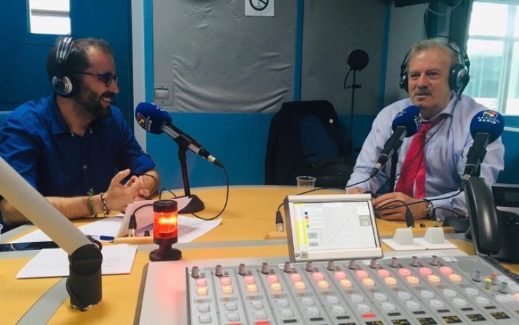 El director de 'La Cadiera', Óscar Vega, entrevista a Manuel Campo Vidal en Aragón Radio