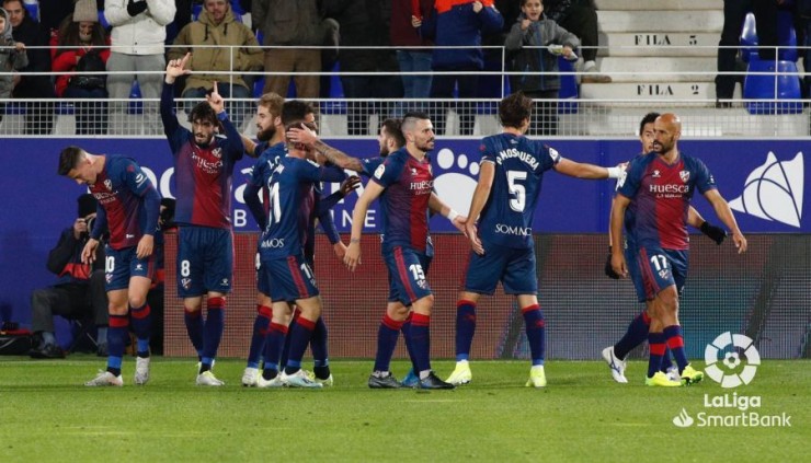 Varios jugadores del Huesca celebran uno de los goles anotados ante la Ponferradina.