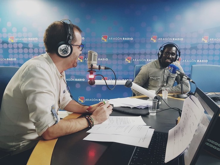 Mamadou Sall en los estudios de Aragón Radio junto con el presentador de 'La Cadiera', Óscar Vegas