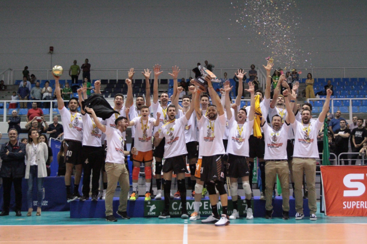 La plantilla del CV Teruel levanta el título de campeón de la Superliga.