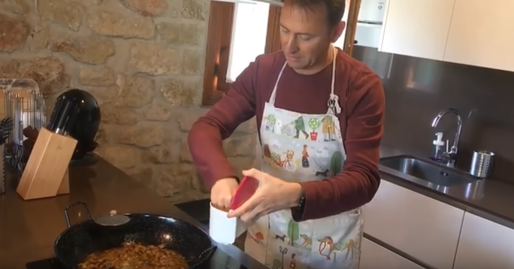 El jotero Roberto Ciria sorprendió en la primera edición de la iniciativa cocinando unas migas desde su casa