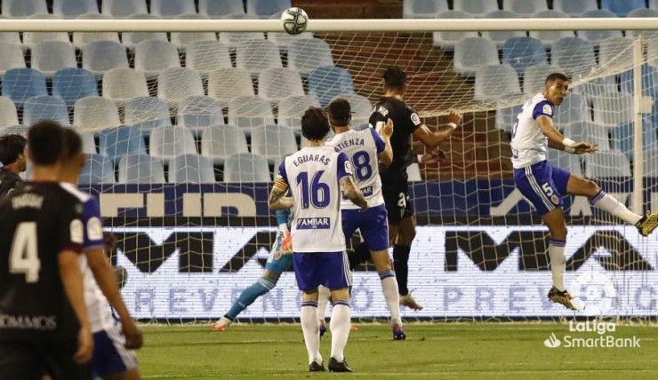 Rafa Mir remata sobre la portería de Cristian Álvarez en un lance del partido.
