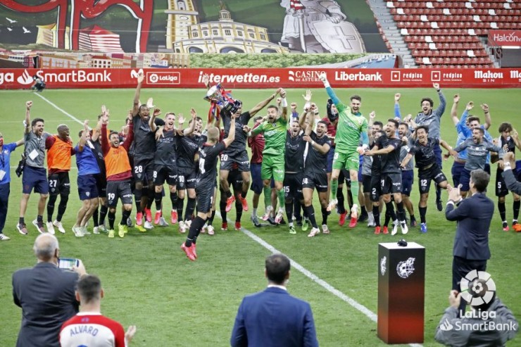 La SD Huesca celebrando el título de Segunda División. Foto: LaLiga.