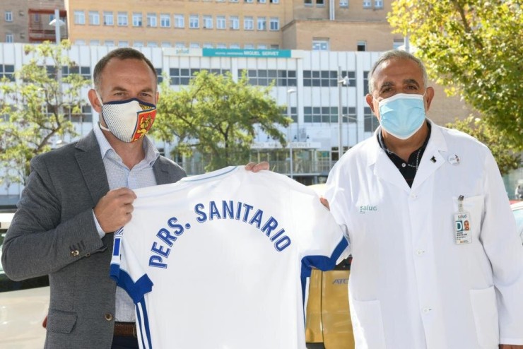 Christian Lapetra hace entrega de la camiseta del Real Zaragoza al Director del Hospital Universitario Miguel Servet, Juan Ramón Portillo del Olmo