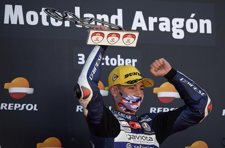 Van Den Goorbergh celebra sobre el podio de Motorland Aragón