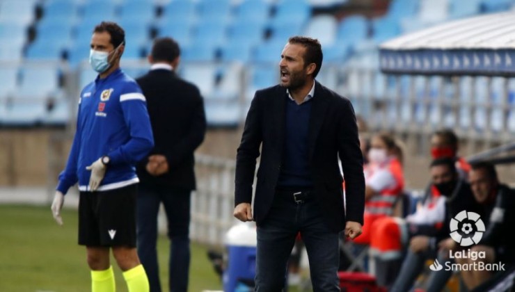 Rubén Baraja da instrucciones a los jugadores durante el encuentro frente al Mallorca