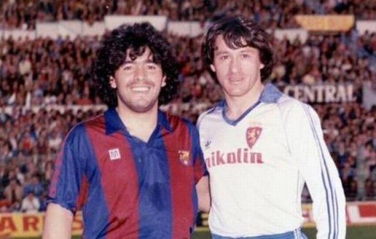 Maradona y Juan Antonio Barbas posan sobre el césped de La Romareda