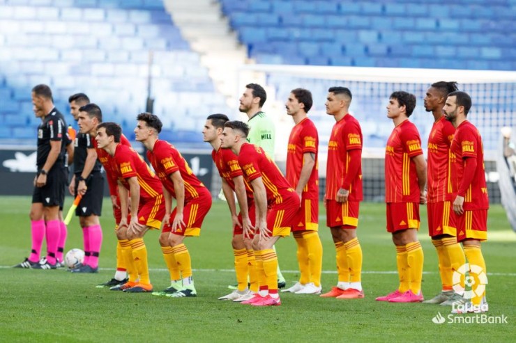 El conjunto aragonés posa en la foto inicial del encuentro ante el Espanyol