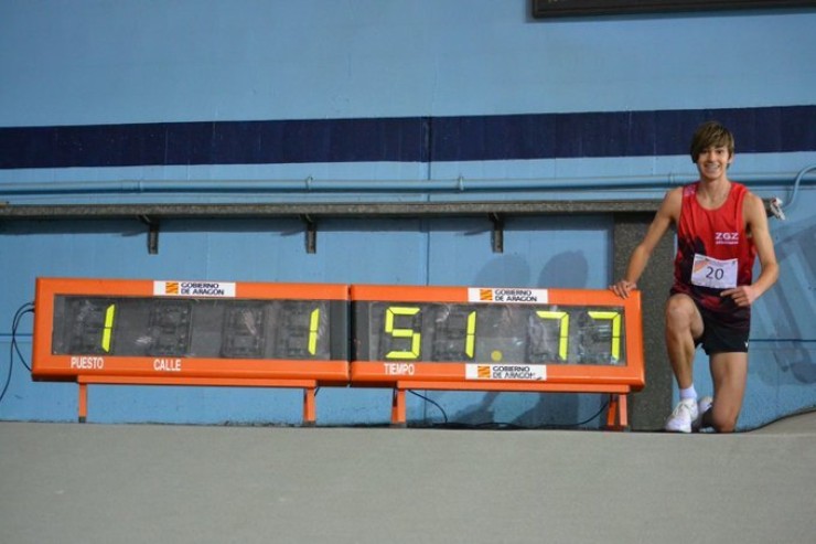 David Cartiel posa con su récord. Federación Aragonesa de Atletismo