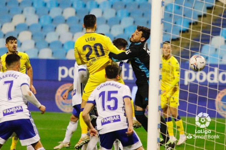 Cristian Álvarez pugna con León en la jugada que finalizó en gol. Foto: LaLiga