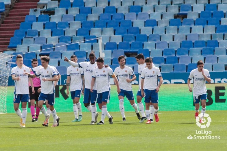 Los jugadores del Real Zaragoza celebran el gol de Adrián. Imagen: LaLiga.