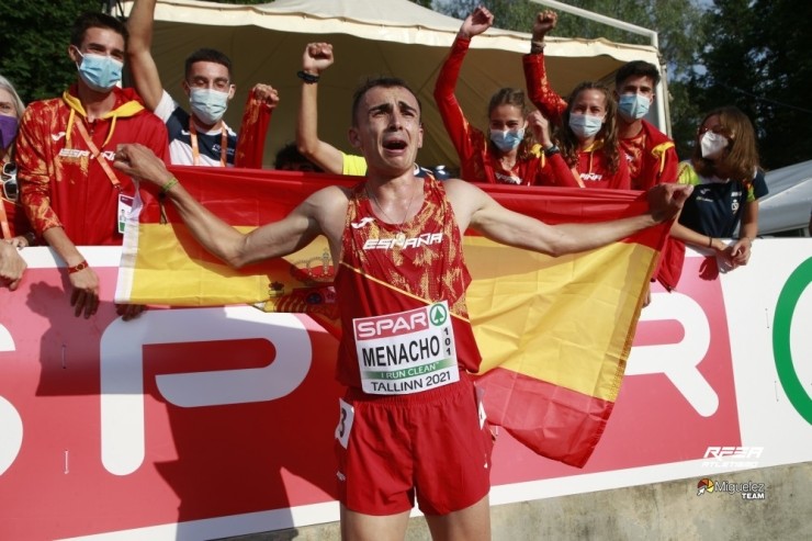 Eduardo Menacho celebra con los atletas españoles su título europeo de los 10.000 metros. Foto: RFEA
