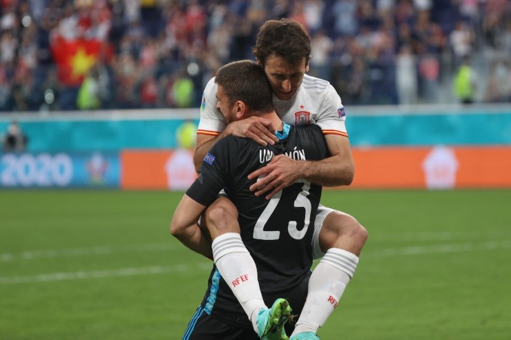 Oyarzabal abrazando a Unai Simón tras el penalti decisivo. Foto twitter Selección Española de Fútbol