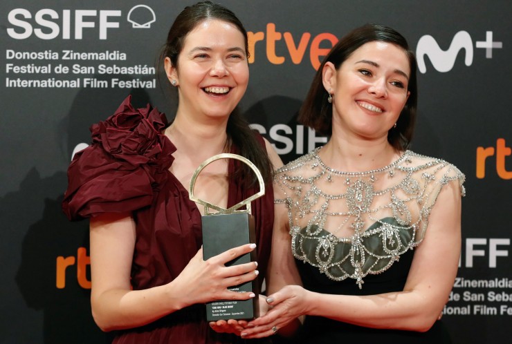 la realizadora Alina Grigore (i) y la productora Gabi Suciu posan con la Concha de Oro a la "Mejor película" por su cinta "Blue Moon".