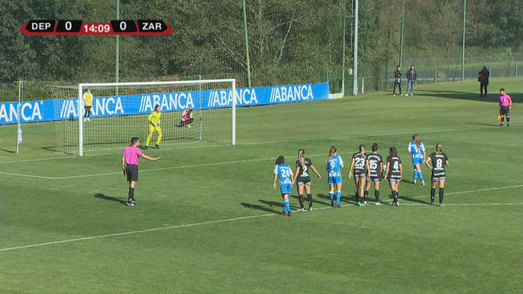 Momento en el que María Ruiz se dispone a lanzar el penalti para poner el 1-0.