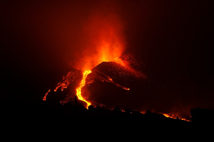 Imagen del volcán de La Palma en erupción.