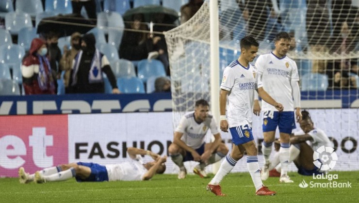 Los jugadores del Real Zaragoza se lamentan tras el gol del Mirandés en el minuto 95 en La Romareda. Foto: LaLiga