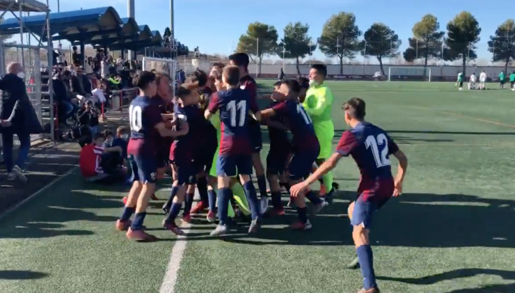 La SD Huesca celebra el título infantil.