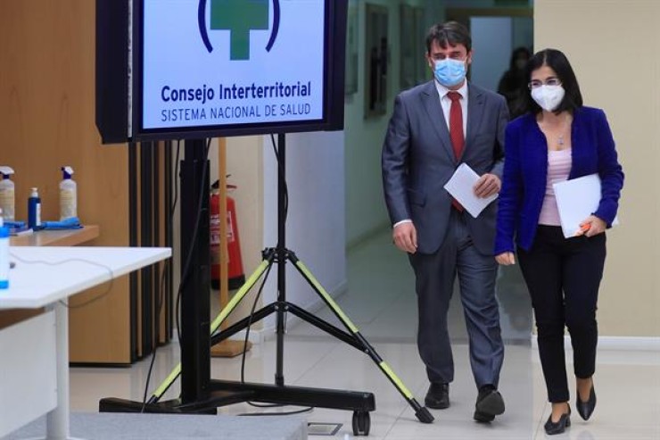 La ministra de Sanidad, Carolina Darias, junto al director del Instituto de Salud Carlos III, Cristóbal Belda, justo antes de anunciar las medidas. / EFE