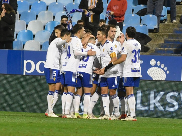 Los jugadores del Real Zaragoza celebran el primer gol de Eguaras. Foto: Real Zaragoza