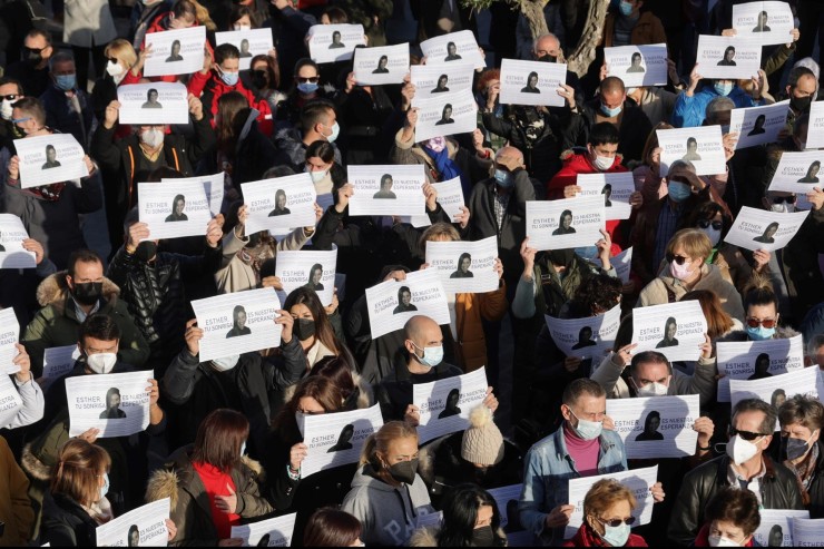Concentración de vecinos en Traspinedo (Valladolid), en apoyo a la familia de la desaparecida Esther López. (EFE/ R. García).