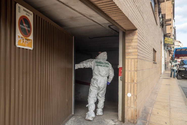 Un agente de la unidad criminalística de la Guardia Civil entra en el garaje donde han encontrado el cadáver de la menor. / Efe