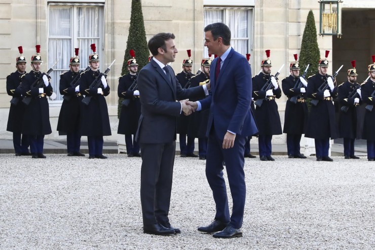 El presidente del Gobierno, Pedro Sánchez, es recibido por su homólogo francés, Emmanuel Macron. / Foto: Moncloa Pool/EFE