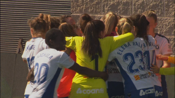 Las jugadoras del Zaragoza CFF celebran la victoria tras el segundo penalti anotado por Naima García.