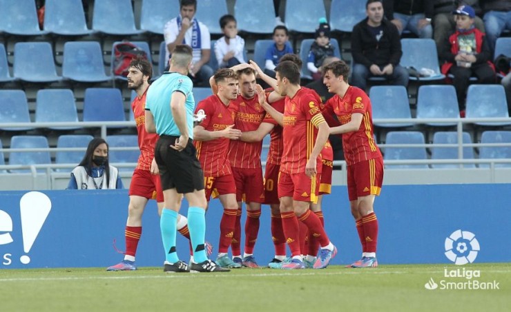 Los jugadores del Real Zaragoza se abrazan tras el primer gol.
