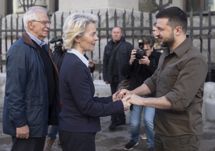 Josep Borrell y Ursula Von der Leyen junto a Zelenski, en una visita a Ucrania el pasado mes de abril. / Foto: EFE
