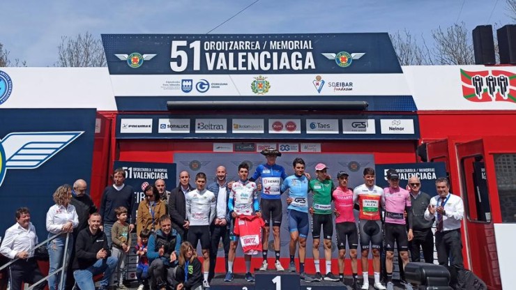 Pablo Castrillo, con maillot azul y una chapela, en lo más alto del podio este domingo.