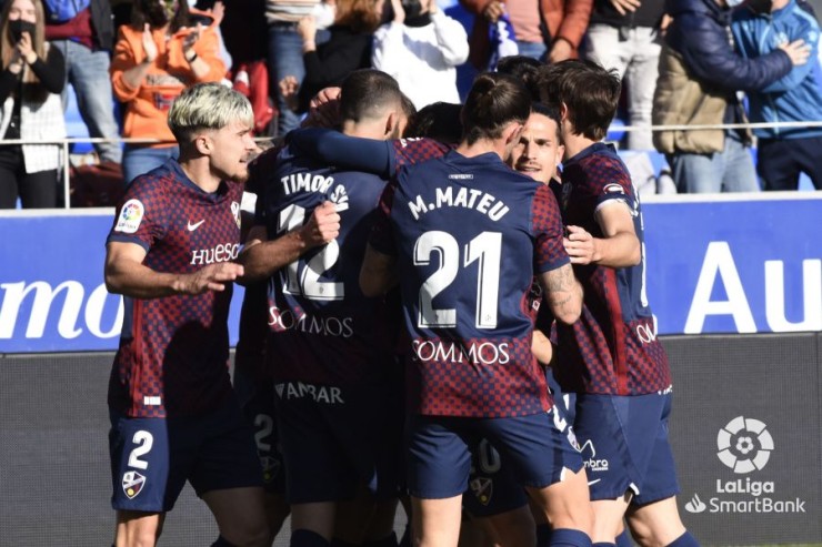 Los jugadores de la SD Huesca se abrazan tras un gol.