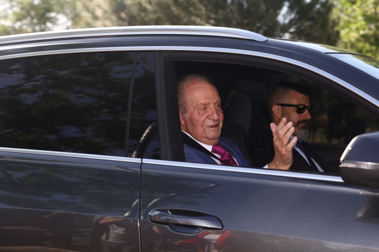 El Rey emérito a su llegada a encuentro con el Rey Felipe VI, en el Palacio de la Zarzuela. Foto: EP.