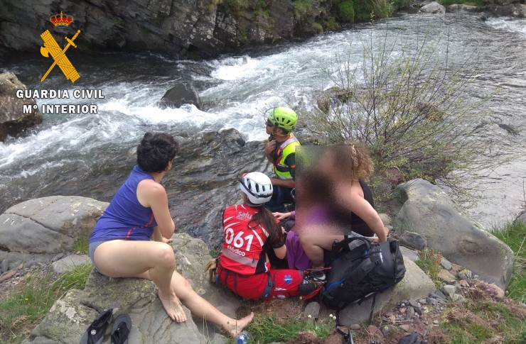 Rescate de una senderista en la cascada de Las Negras, en Canfranc. / Foto: Guardia Civil de Huesca
