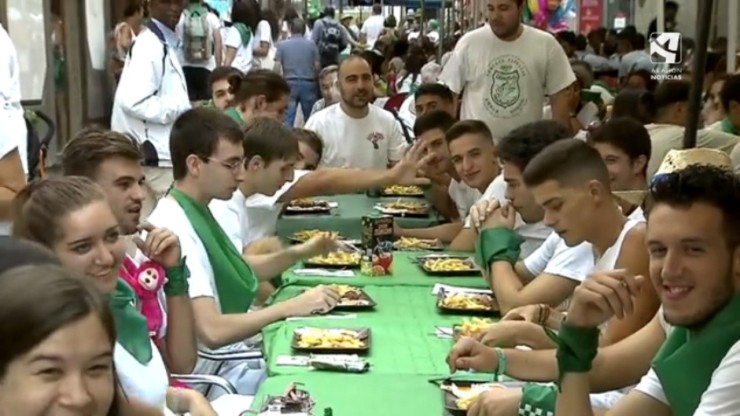 Varios grupos de amigos almuerzan en unas fiestas de San Lorenzo previas a la pandemia.