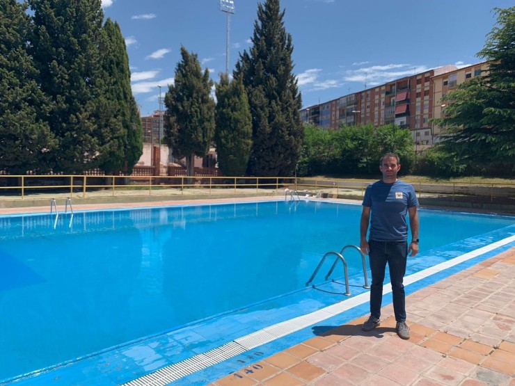 El concejal de Deportes del Ayuntamiento de Teruel, Carlos Aranda, en la piscina de San Fernando. Foto: EP.