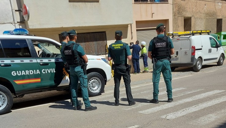 Guardia Civil, en uno de los domicilios de Pedrola donde se suministraban de manera ilícita. / Guardia Civil