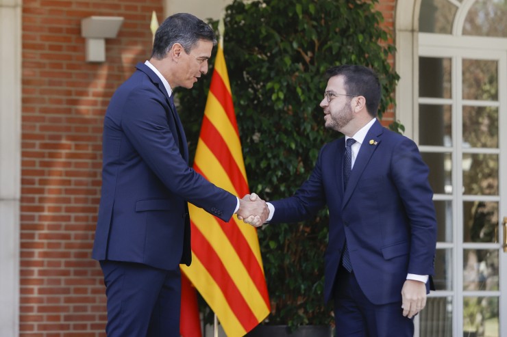 El presidente del Gobierno, Pedro Sánchez, recibe al presidente de la Generalitat de Cataluña, Pere Aragonès. / EFE.