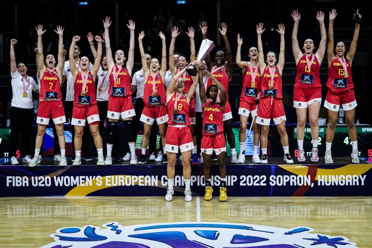 Claudia Langarita, segunda por la derecha, celebra el título logrado con la selección española. Foto: FIBA