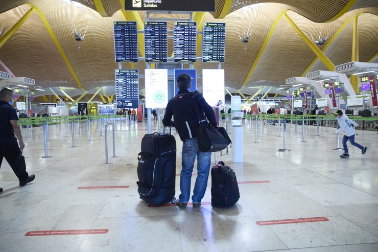 Un viajero esperando su vuelo en Barajas. / Europa Press