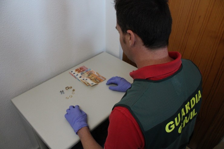 Las detenidas viajaban con joyas robadas y más de 2.000 euros en metálico. (Guardia Civil).