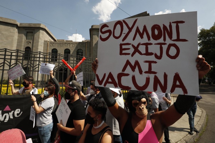 Un grupo de personas se manifiestan para exigir vacunas contra la viruela del mono en Ciudad de México (México). (EFE/José Méndez).